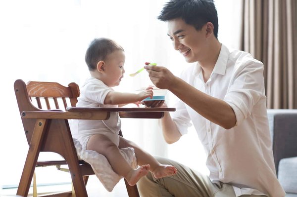Horaires de repas pour bébé de 4 mois : quelles sont les heures recommandées ?